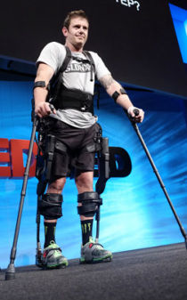 Esempio di paziente che utilizza l'esoscheletro  prodotto dalla Ekso Bionics